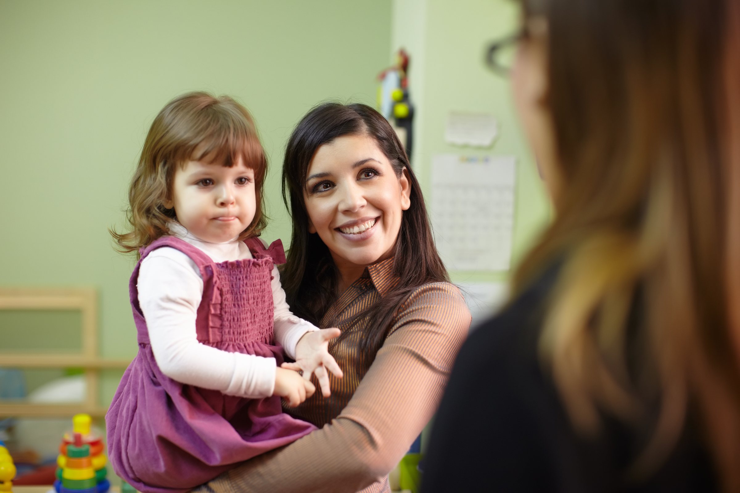 Mother and toddler meeting a Kidsville educator